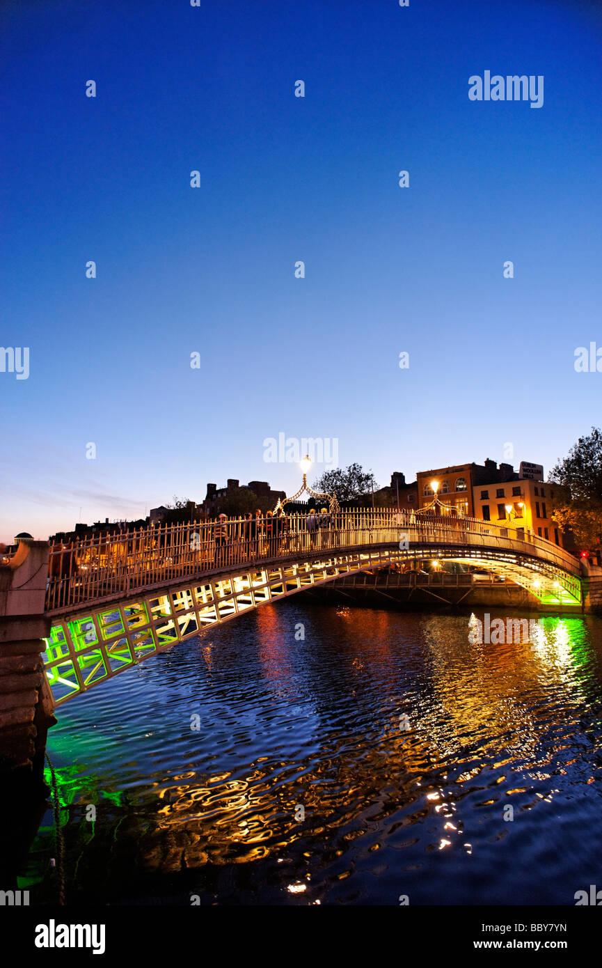 Ha Penny bridge guardando verso il basso Ormond Quay centrale di Dublino Repubblica di Irlanda Foto Stock