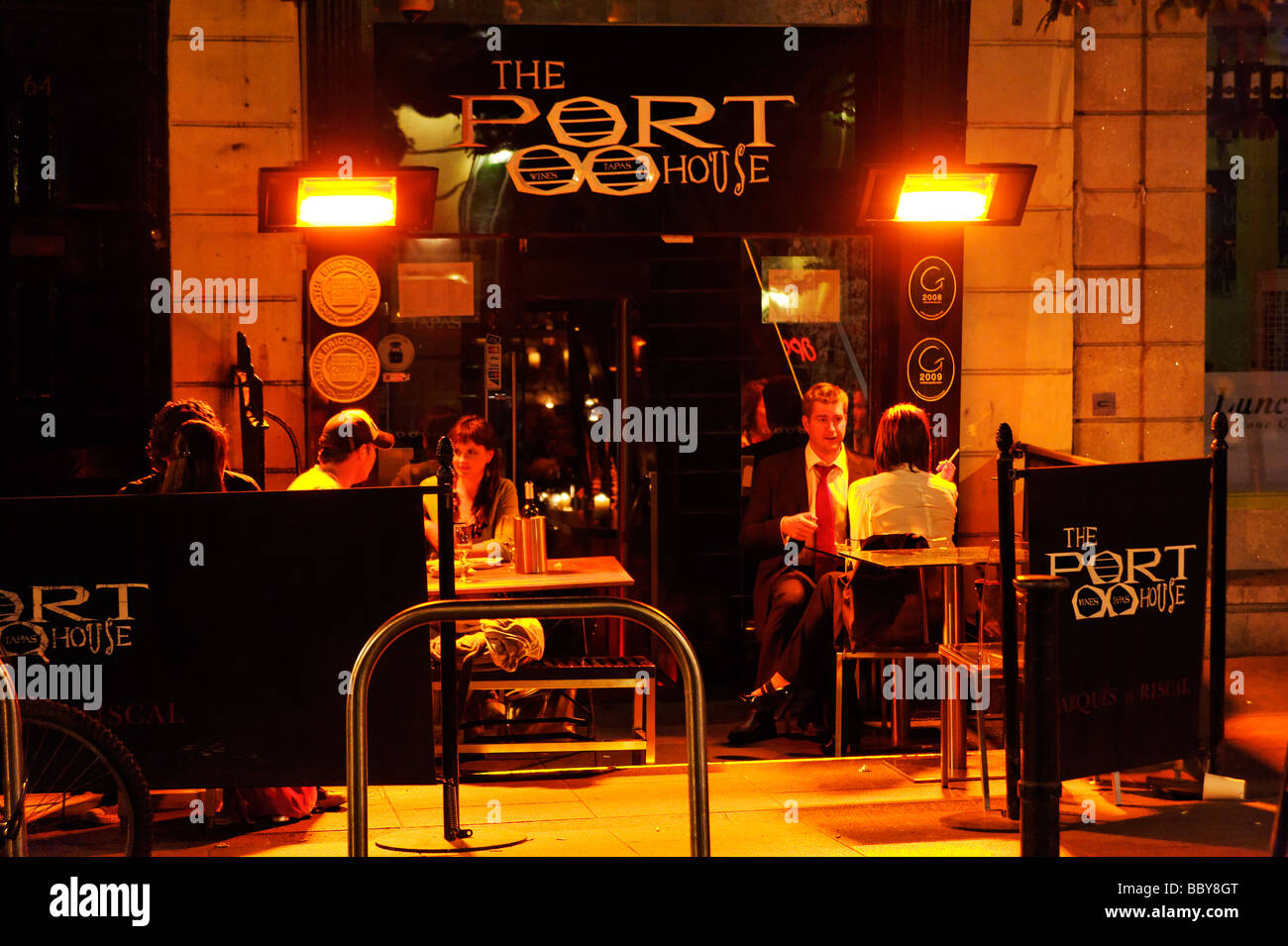 I giovani in un bar alla moda nel centro di Dublino Repubblica di Irlanda Foto Stock