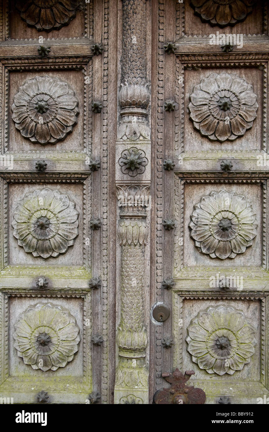 Intricato riproduzione Indo-Islamic porta di legno che ha più di 100 anni, Brown's Lane, Storrington, West Sussex, UK Foto Stock