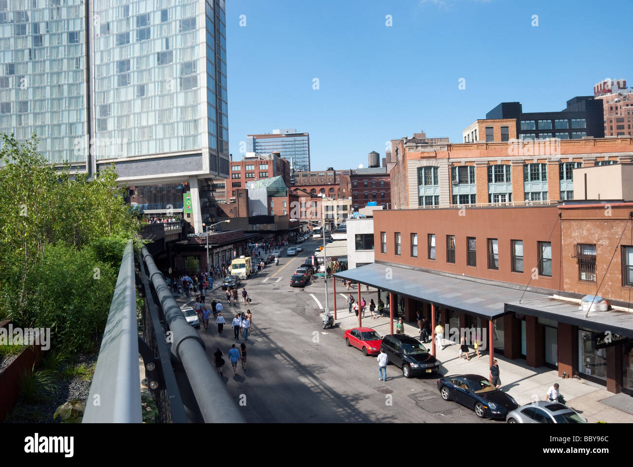 La sezione meridionale della linea alta park corre lungo Washington Street a Manhattan della vecchia carne-packing District di New York City Foto Stock
