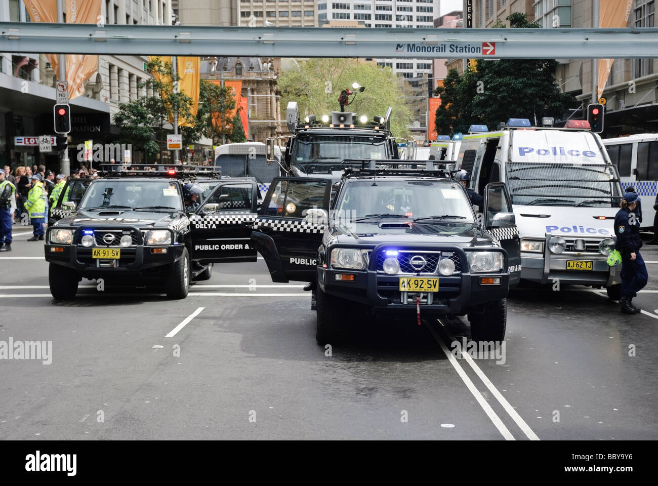 La polizia squadra antisommossa in formazione, con acqua canonico al centro. Foto Stock