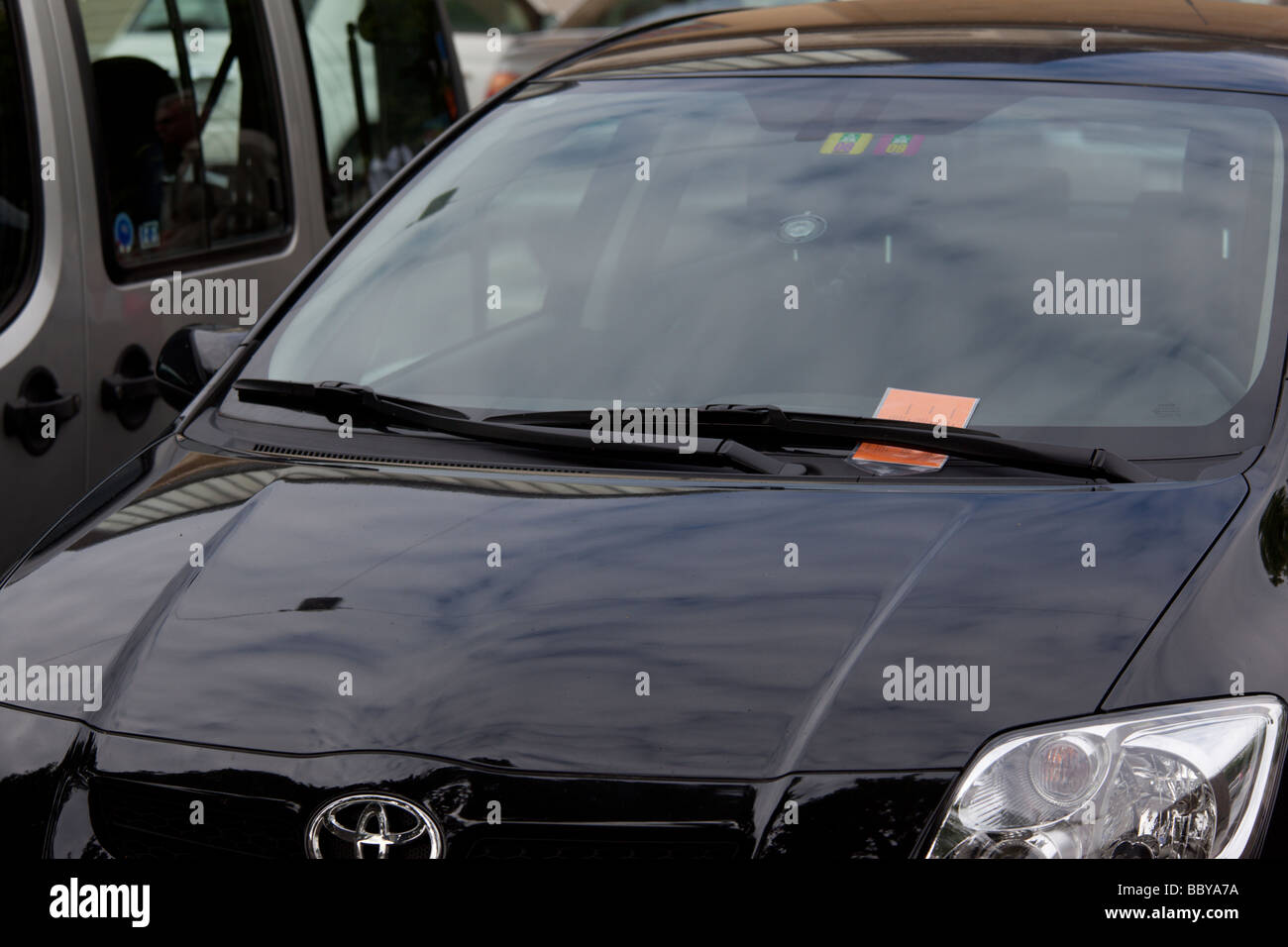 I biglietti per il parcheggio sotto il tergicristallo anteriore Foto Stock