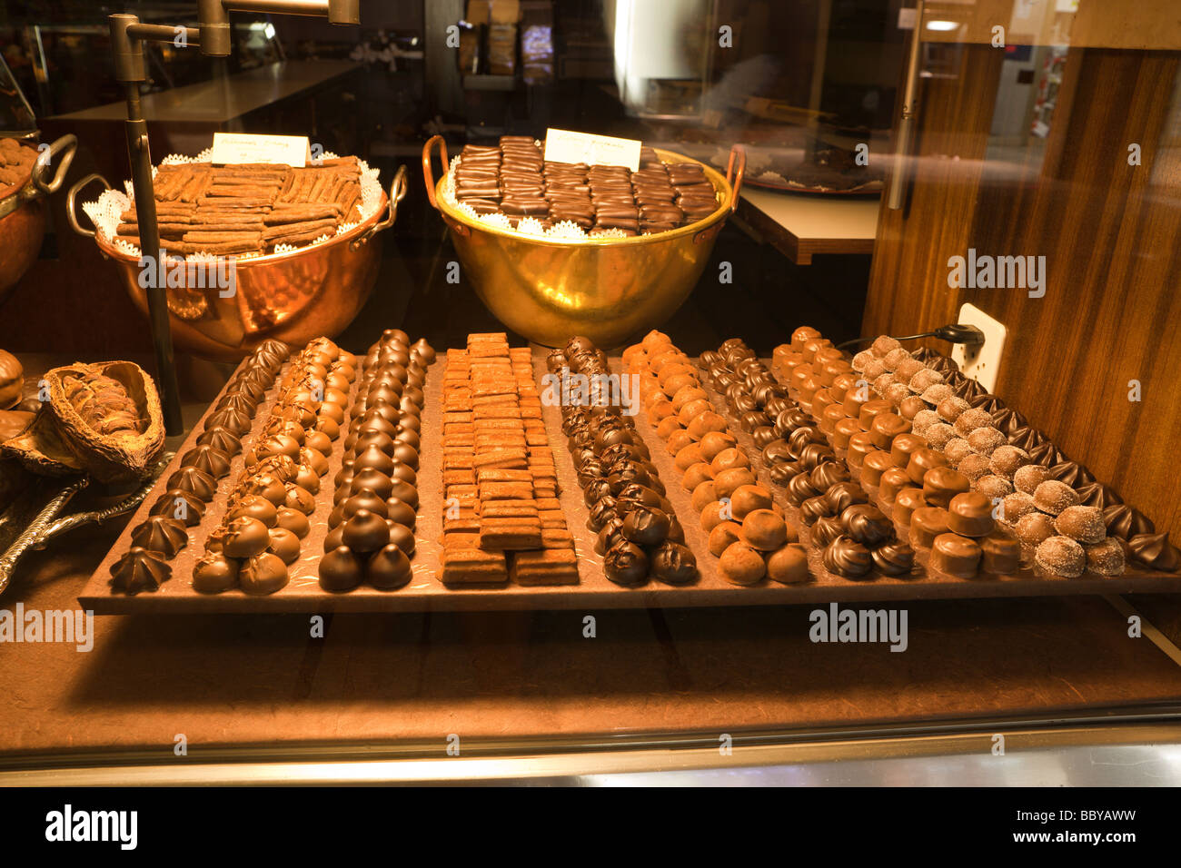 Vaschette di cioccolatini di specialità nella finestra di Walder cioccolatini Neuchatel svizzera Foto Stock