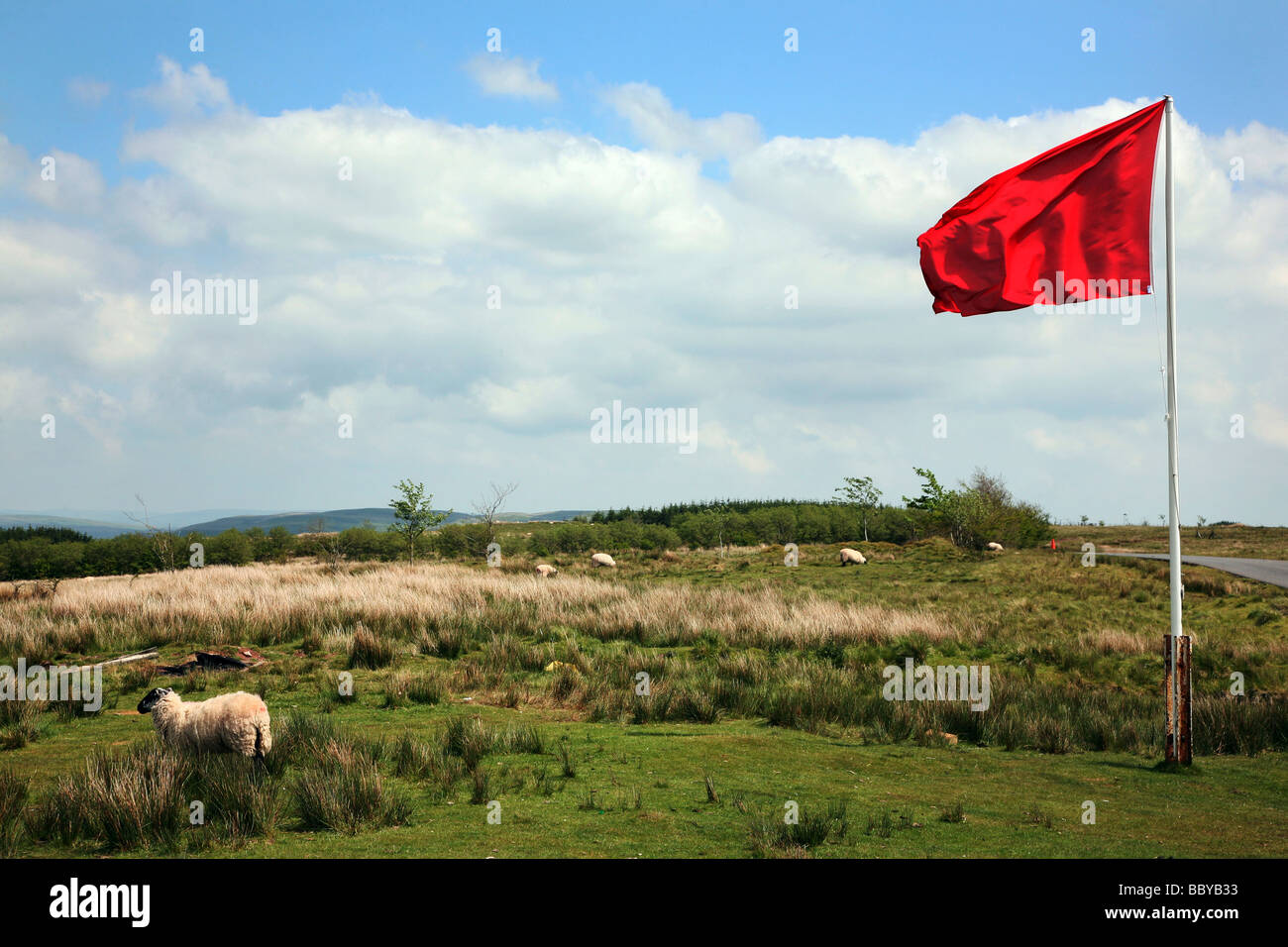 Bandiera rossa avvertimento che l'esercito poligoni di tiro sono in uso su Garth Hill, un popolare punto di vista Mid-Wales vicino a Builth Wells Foto Stock