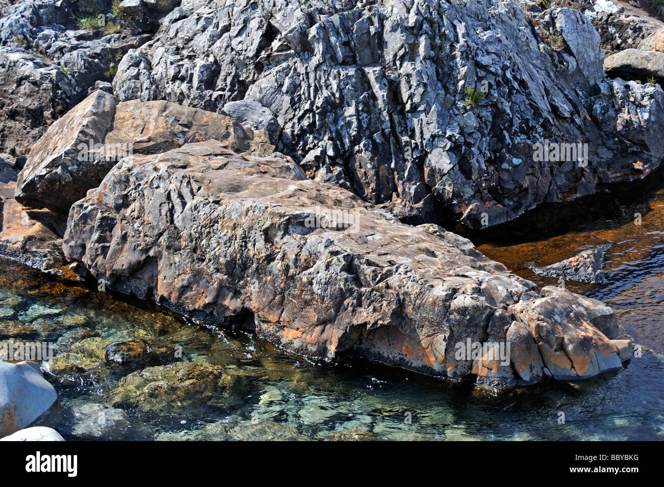 Le formazioni rocciose. La Fata Piscine, Allt Coir' un' Mhadaidh, coire na Creich, Glen fragile, Minginish, Isola di Skye in Scozia, Regno Unito Foto Stock