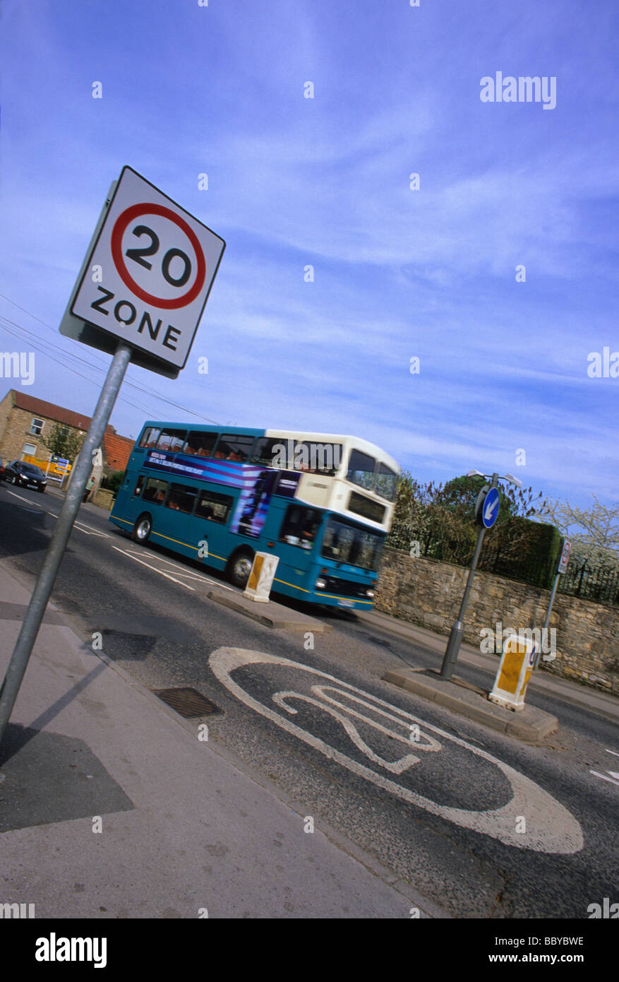 Il passaggio di bus 20 miglia per ora il limite massimo di velocità zona segno di avvertimento sulla strada attraverso il villaggio nei pressi di Leeds Yorkshire Regno Unito Foto Stock
