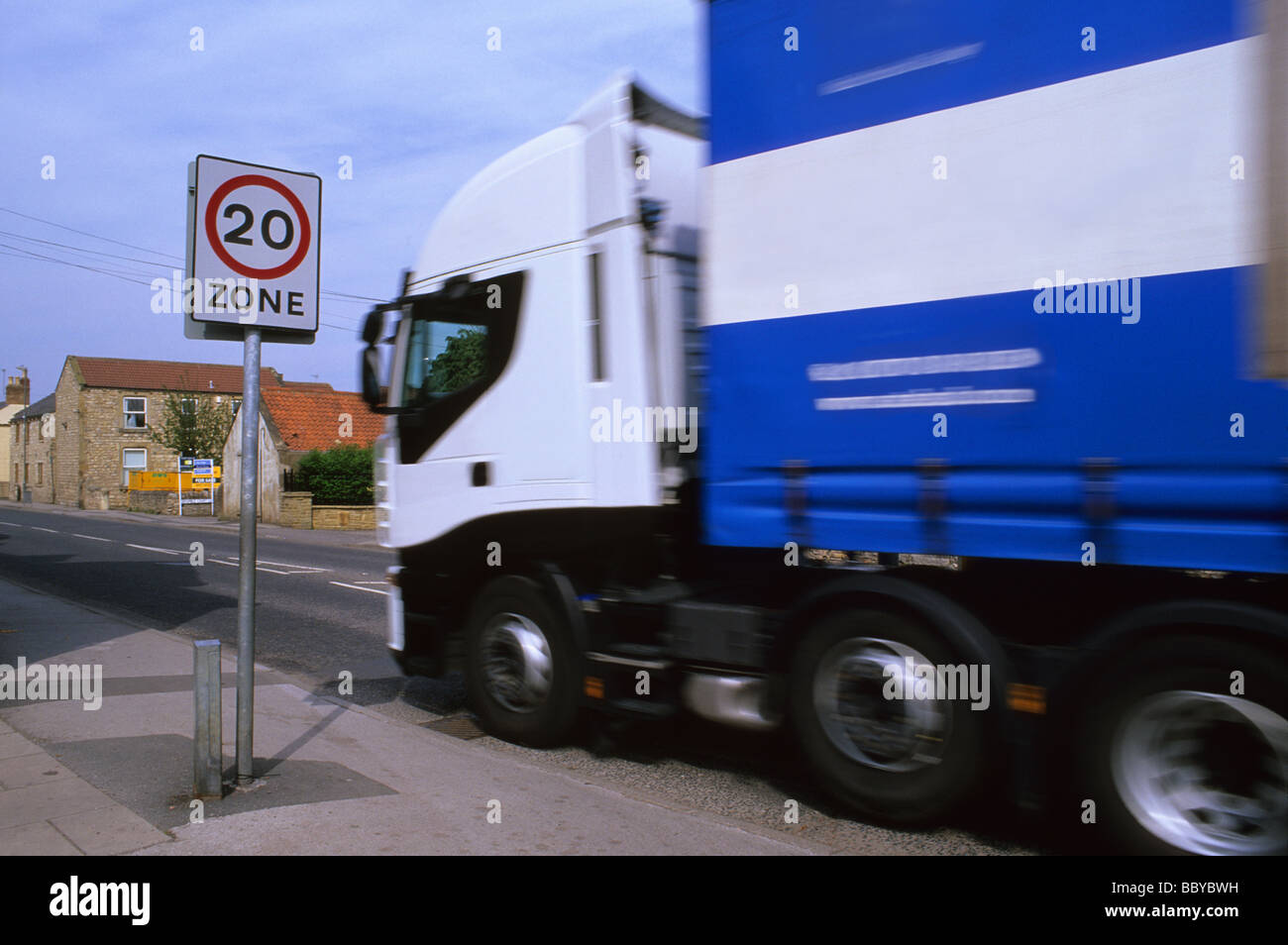Autocarro passando a 20 miglia per ora il limite massimo di velocità zona segno di avvertimento sulla strada attraverso il villaggio nei pressi di Leeds Yorkshire Regno Unito Foto Stock