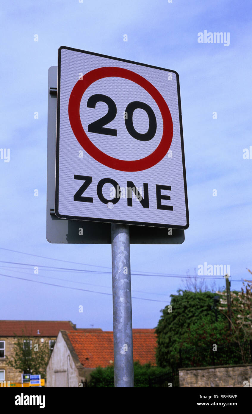20 miglia per ora il limite massimo di velocità zona segno di avvertimento sulla strada attraverso il villaggio nei pressi di Leeds Yorkshire Regno Unito Foto Stock