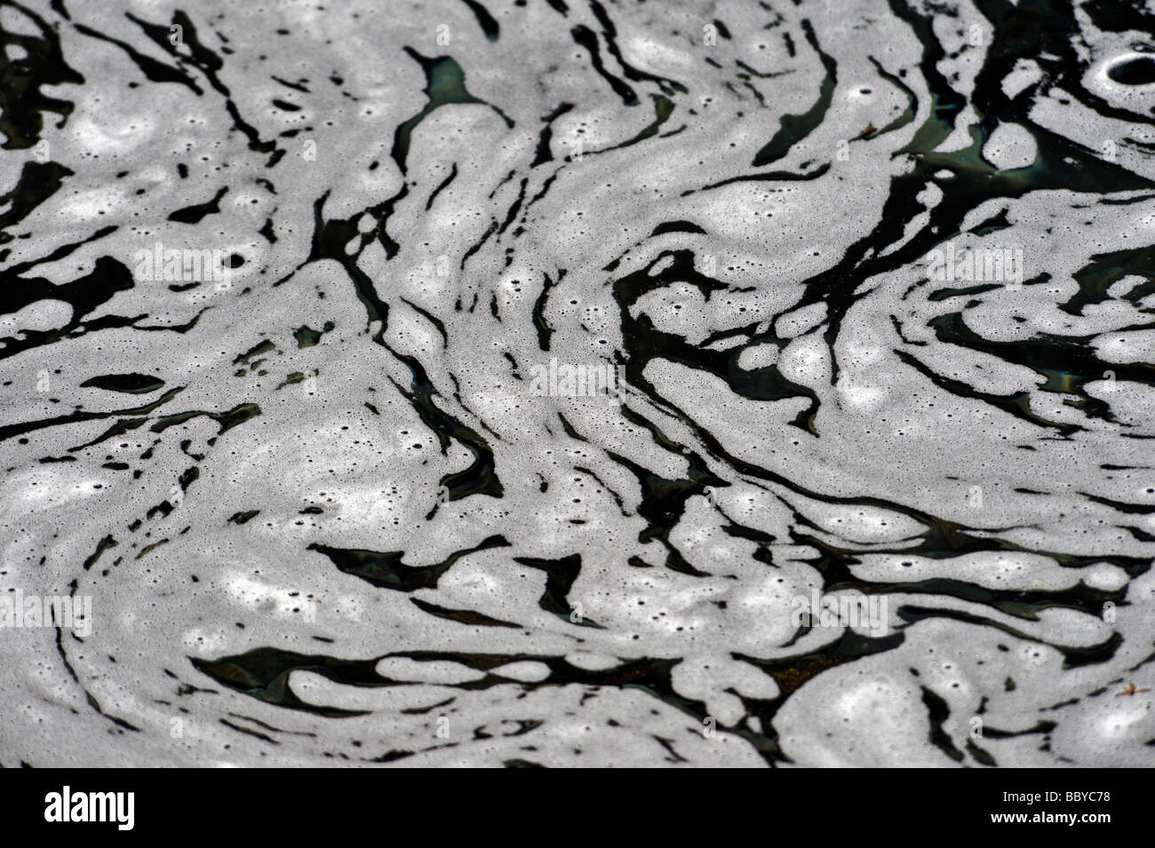 Modelli di schiuma. La Fata Piscine, Allt Coir' un' Mhadaidh, coire na Creich, Glen fragile, Minginish, Isola di Skye in Scozia, Regno Unito Foto Stock