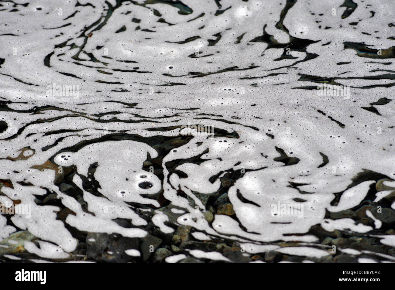 Modelli di schiuma. La Fata Piscine, Allt Coir' un' Mhadaidh, coire na Creich, Glen fragile, Minginish, Isola di Skye in Scozia, Regno Unito Foto Stock