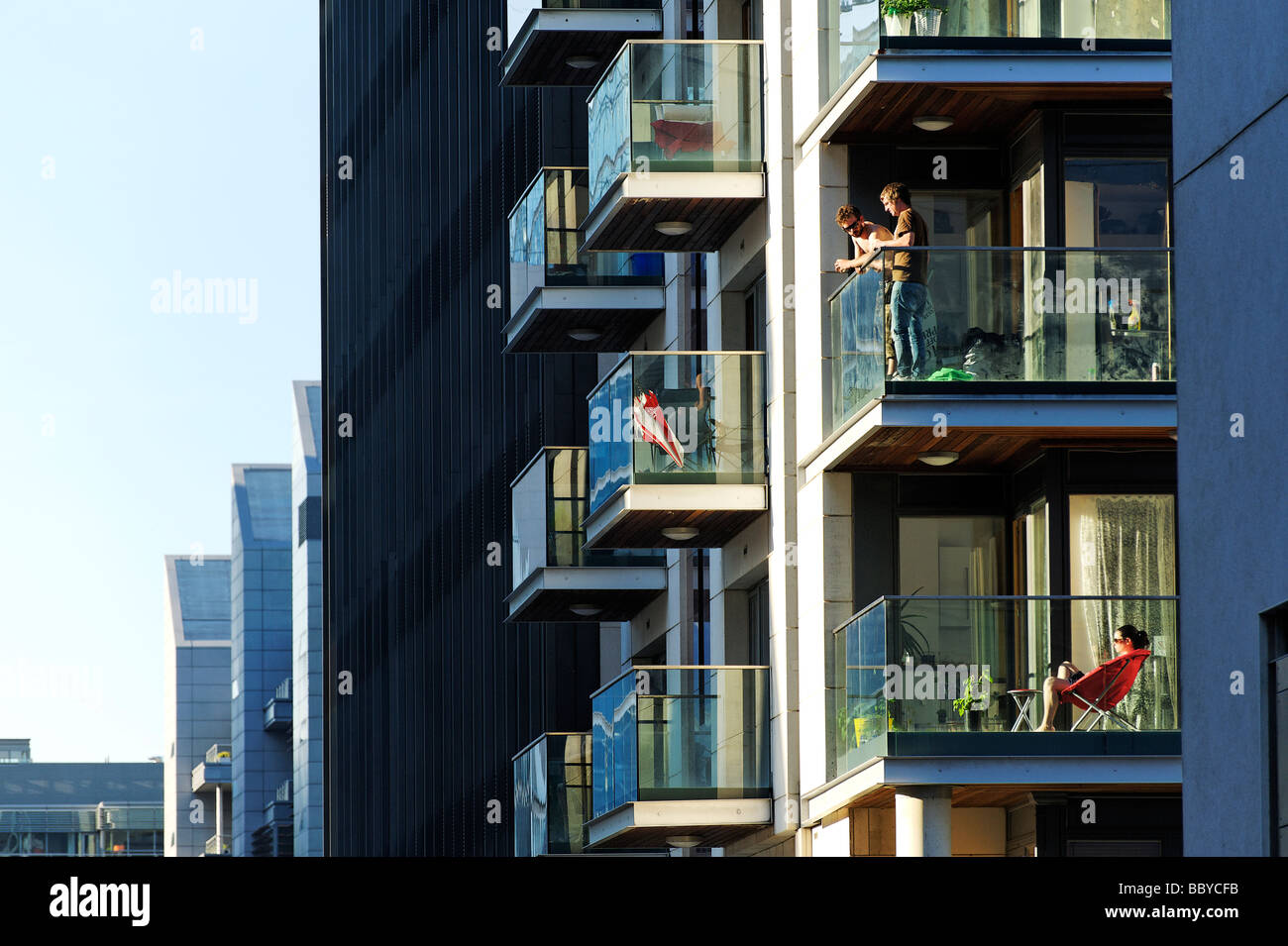 I giovani in nuovi blocchi di appartamenti in la Dockland area centrale a Dublino Repubblica di Irlanda Foto Stock