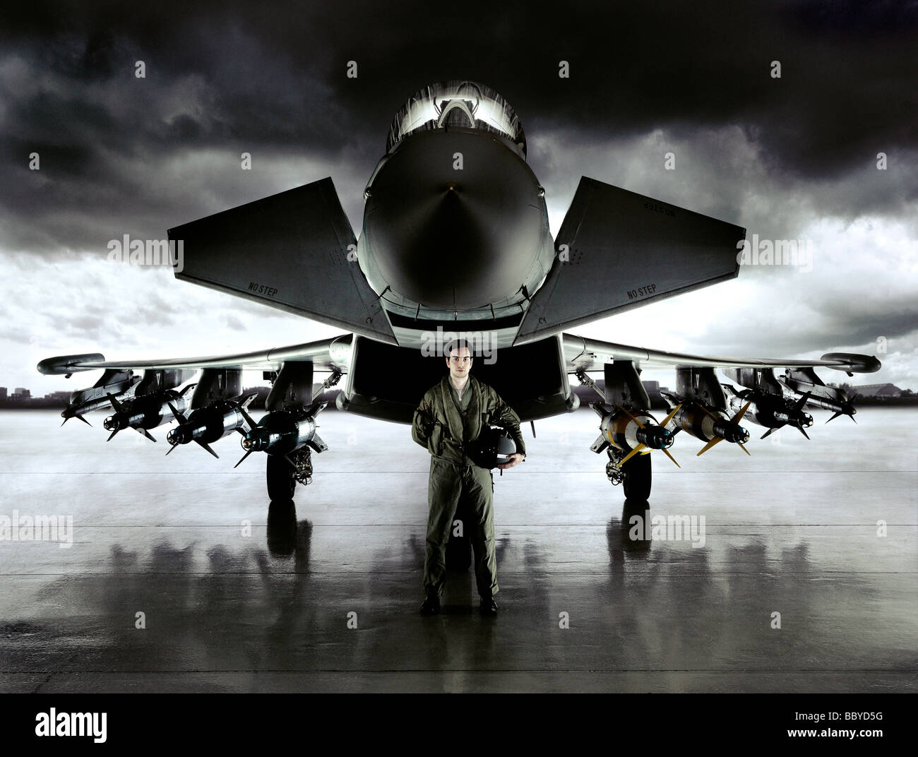 Euro-jet da combattimento aereo e pilota sulla pista sotto il cielo in tempesta Foto Stock