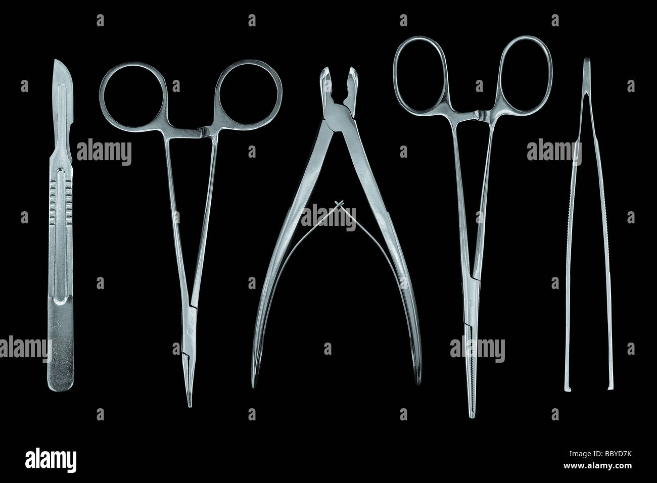 Chirurgo strumenti isolati su sfondo nero Foto Stock