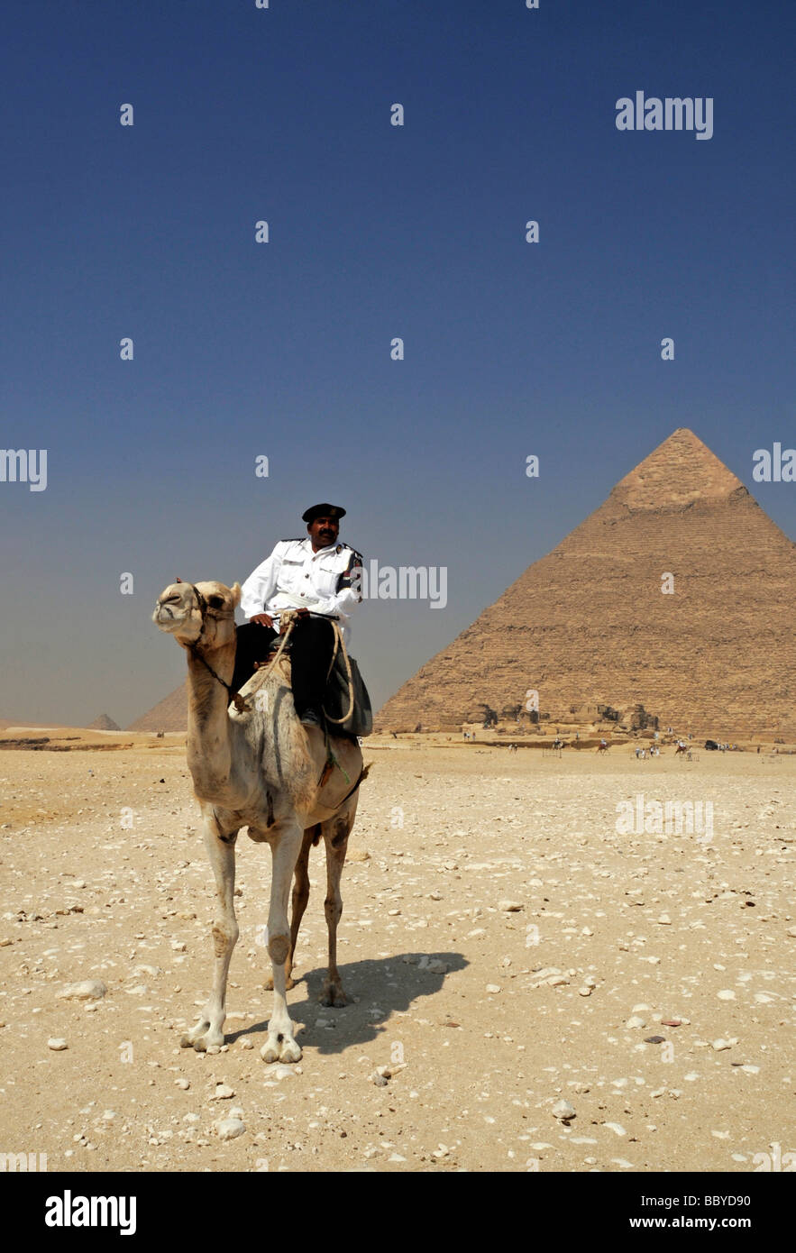 Polizia montata vicino a piramide. Foto Stock