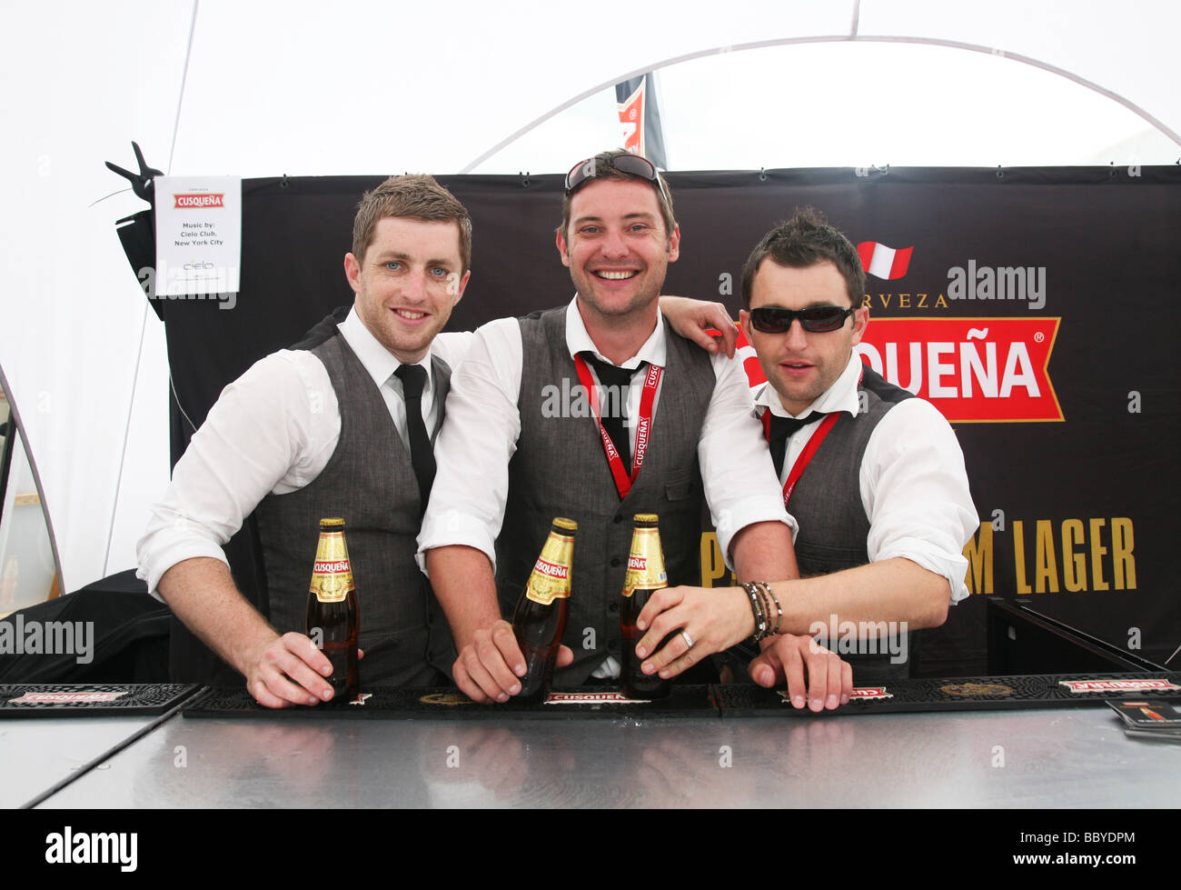 Distributori Cusquena Christian Barton Gareth Whittle e Kieron Barton sul loro stand al gusto in London Regents Park Foto Stock