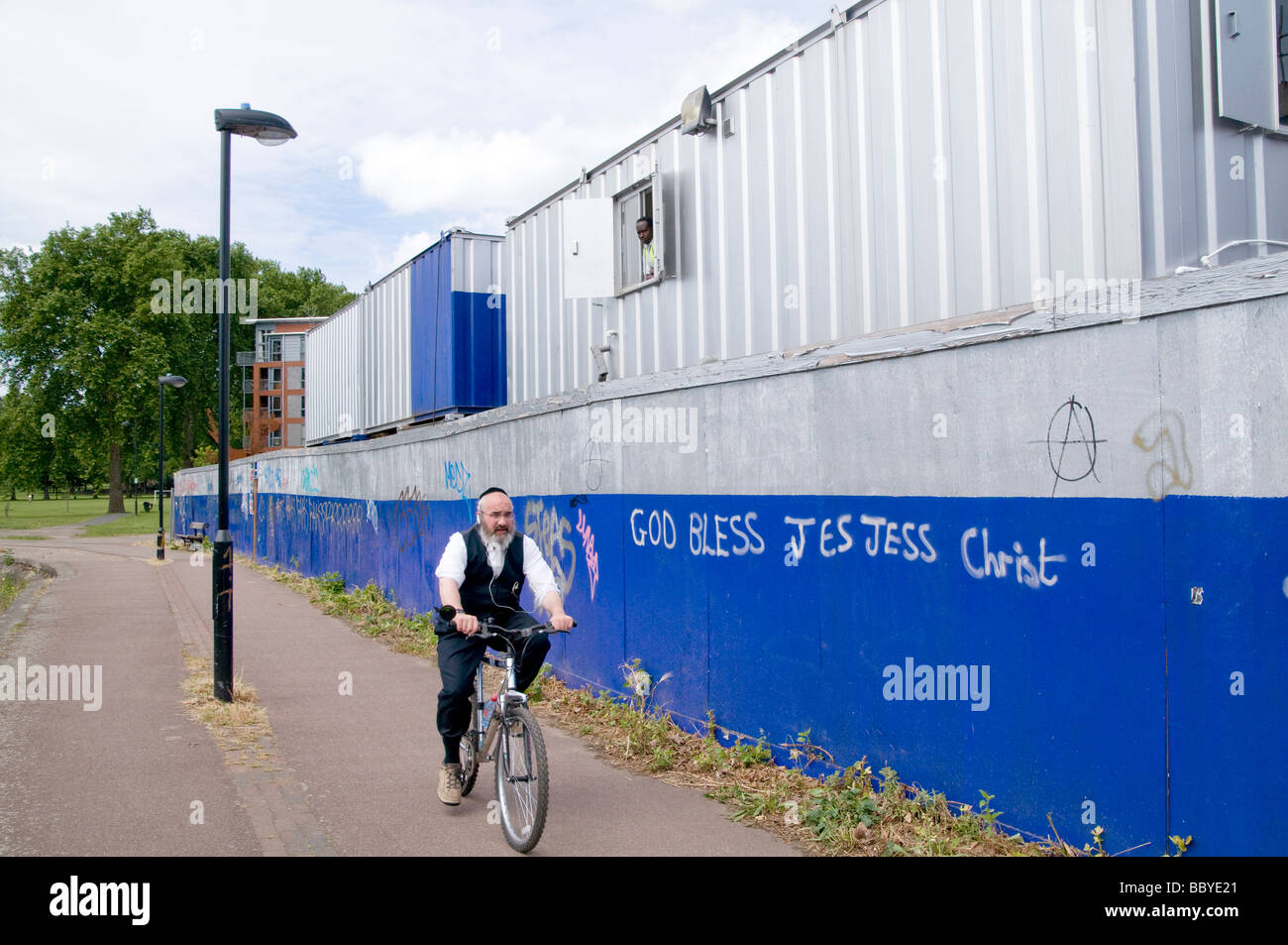 Regno Unito ebrea ortodossa passato ciclismo demolito alloggiamento del consiglio station wagon venduto per edificio privato azienda,Londra Foto ©Julio Etchart Foto Stock