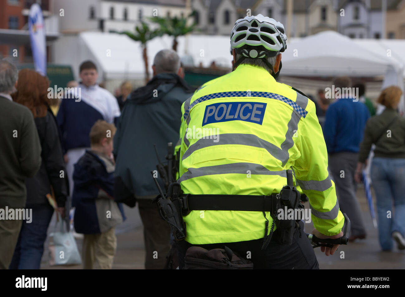Psni funzionario di polizia su mountain bike pattuglia mobile durante l'evento in Irlanda del Nord Regno Unito Foto Stock