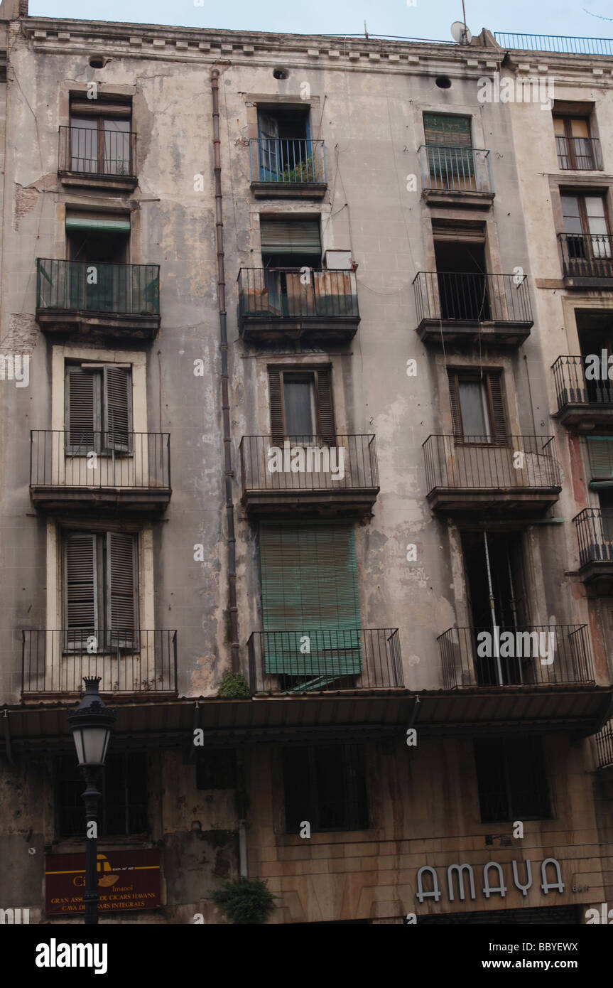 Parte anteriore di un edificio fatiscente nella parte vecchia della città di Barcellona, Spagna Foto Stock