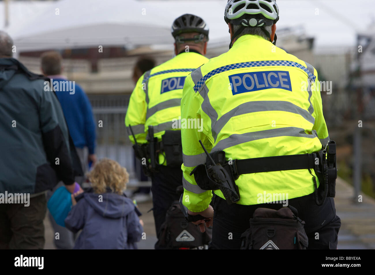 Psni funzionari di polizia su mountain bike pattuglia mobile durante l'evento in Irlanda del Nord Regno Unito Foto Stock