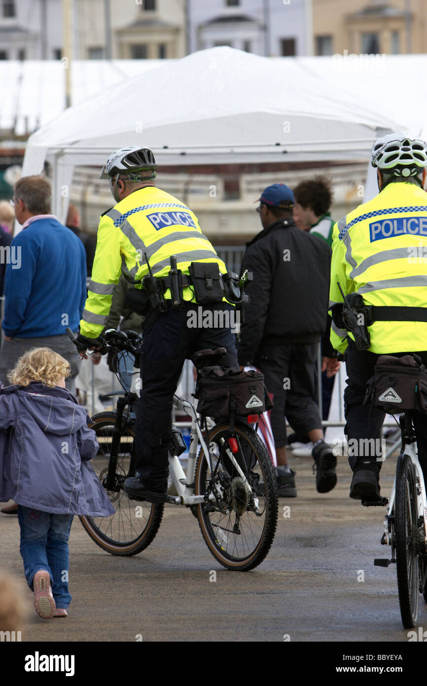 Psni funzionari di polizia su mountain bike pattuglia mobile durante l'evento in Irlanda del Nord Regno Unito Foto Stock