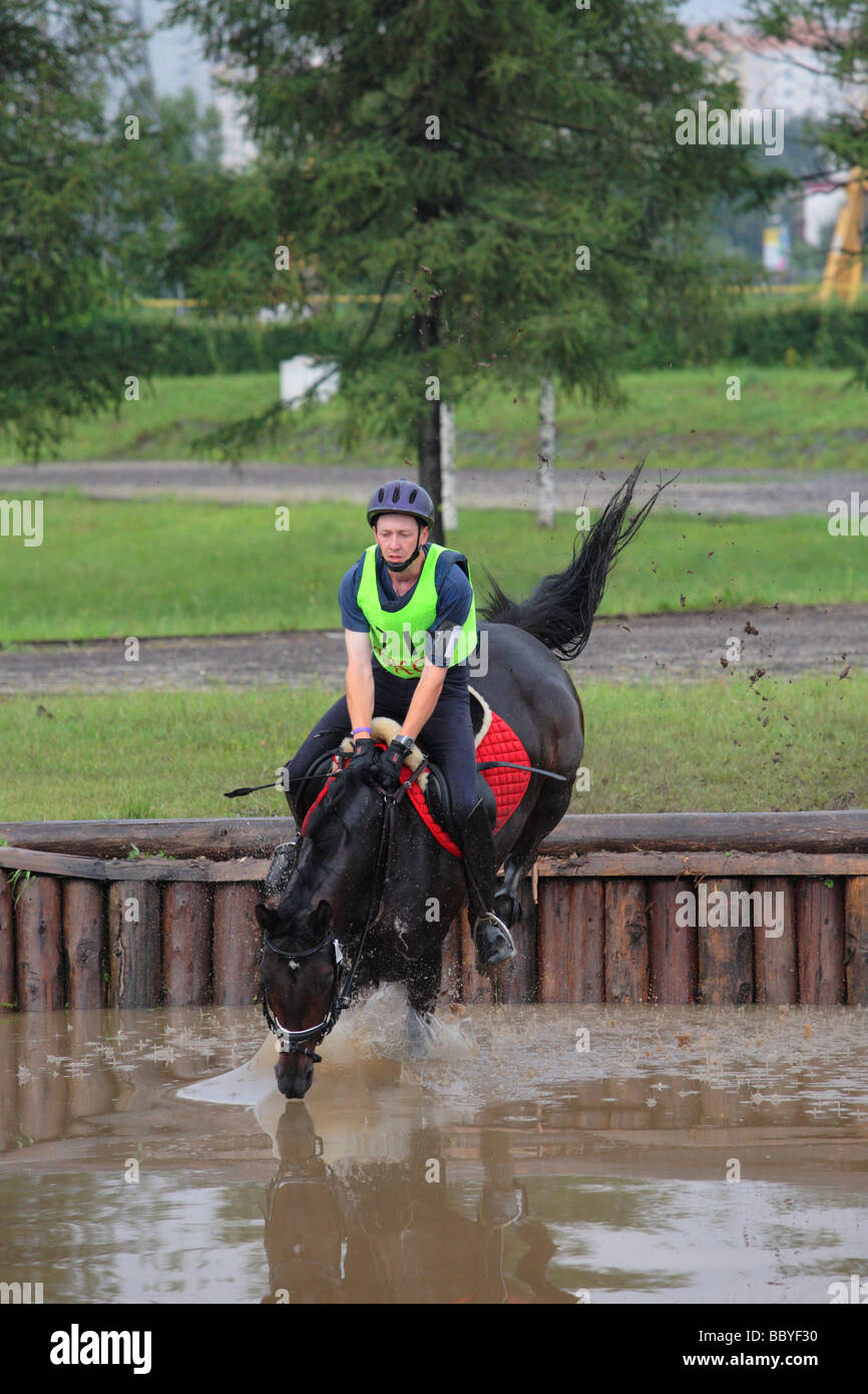 Questo cavallo e cavaliere sono di salto ostacoli di acqua su un giorno 3-eventing, Foto Stock