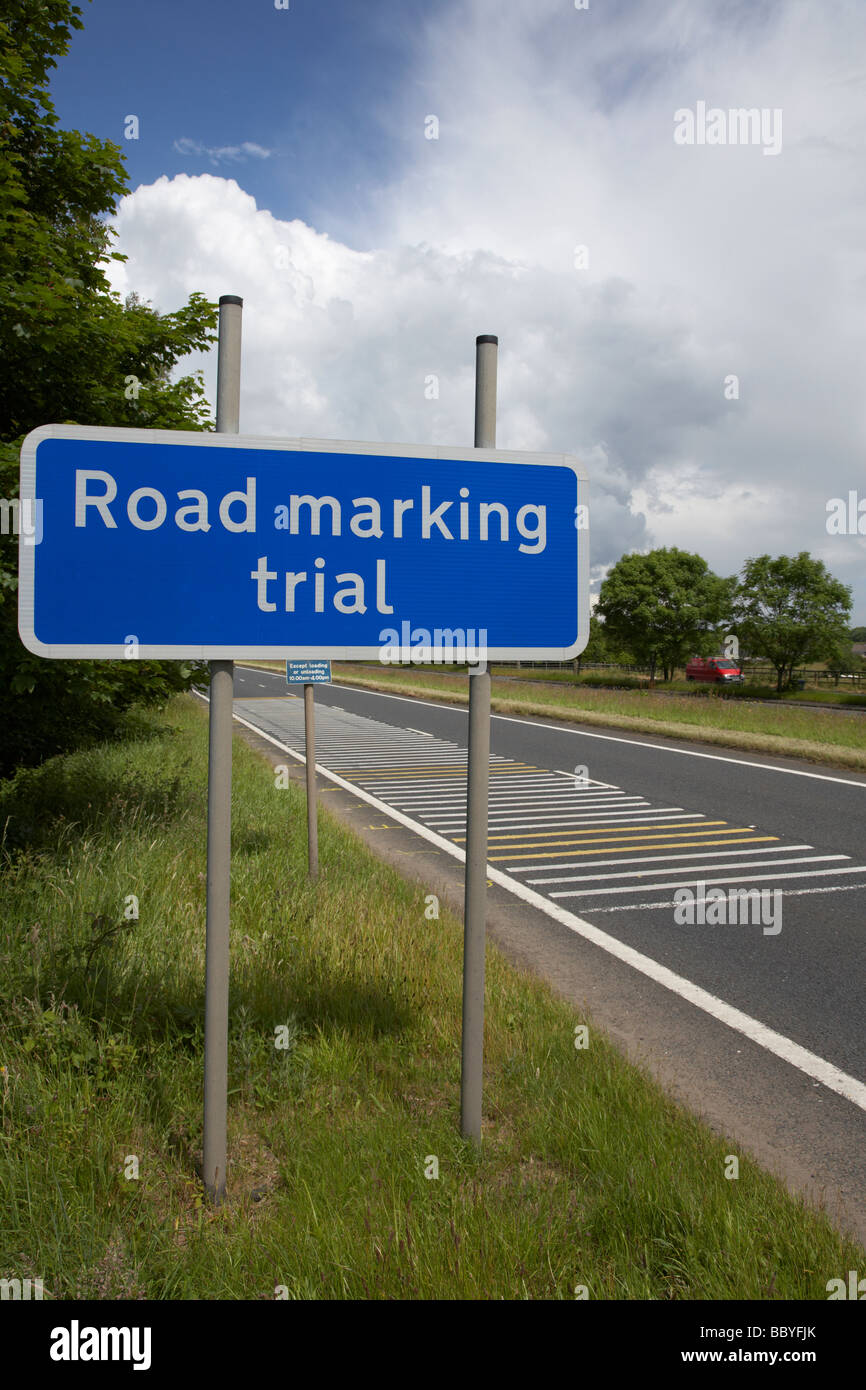 La segnaletica stradale trial cartello stradale e marcature sulla strada a doppia carreggiata County Antrim Irlanda del Nord Regno Unito Foto Stock