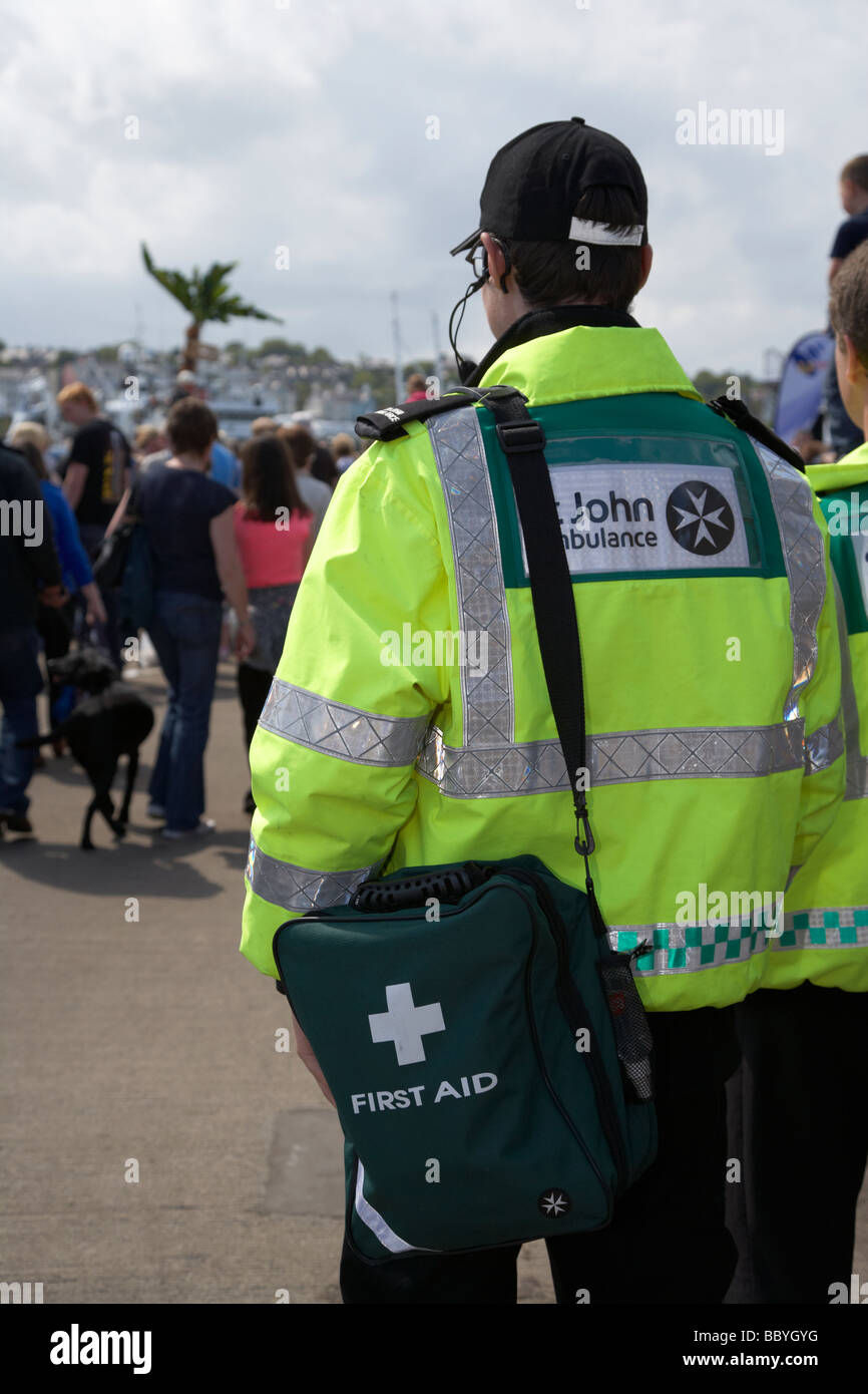 St John Ambulance volontario in primo dovere di aiuto a un evento pubblico a Bangor county down Irlanda del Nord Regno Unito Foto Stock