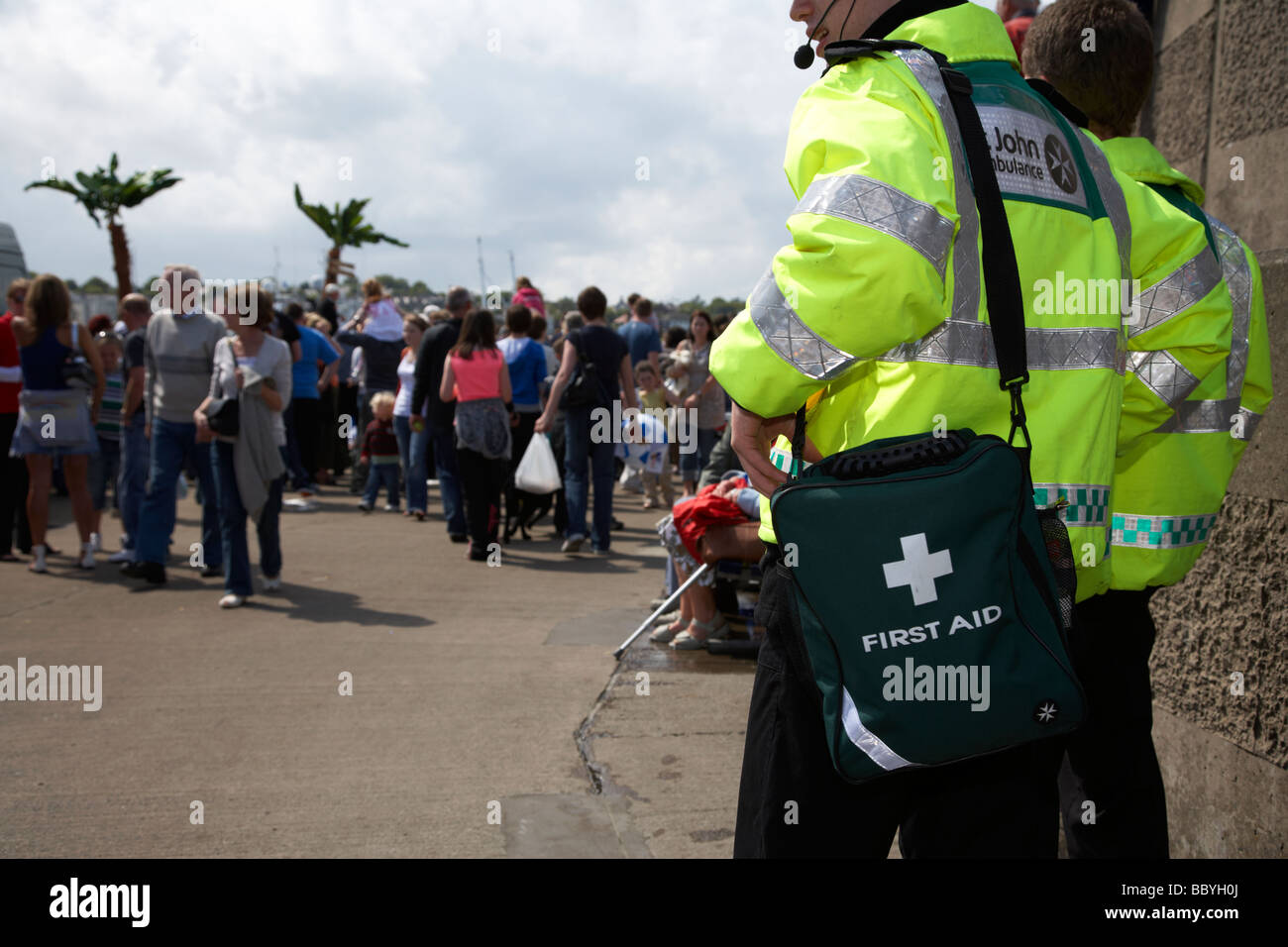 St John Ambulance personale in servizio a un evento pubblico a Bangor county down Irlanda del Nord Regno Unito Foto Stock