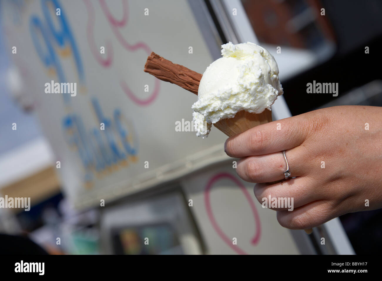 Venditore a vendere cono gelato 99 con un fiocco da un mobile ice cream van contea di Down Irlanda del Nord Regno Unito Foto Stock