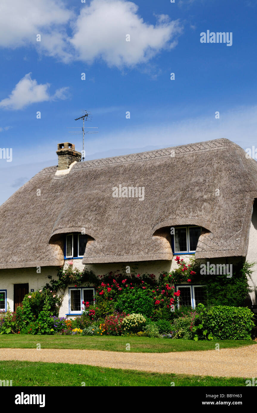 Cottage con il tetto di paglia a Barrington Cambridgeshire England Regno Unito Foto Stock