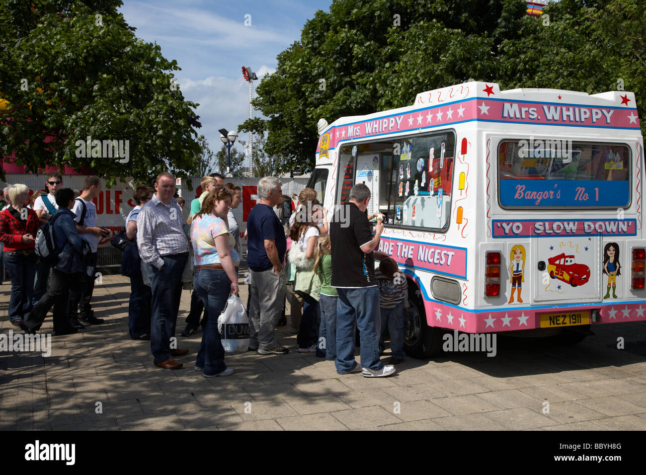 Coda di persone in una calda giornata estiva in attesa di acquistare gelato da un mobile ice cream van contea di Down Irlanda del Nord Regno Unito Foto Stock