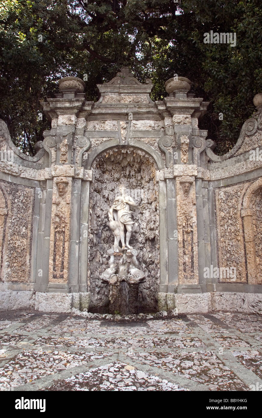 La statuaria in piscina Parco Villa Reale Foto Stock