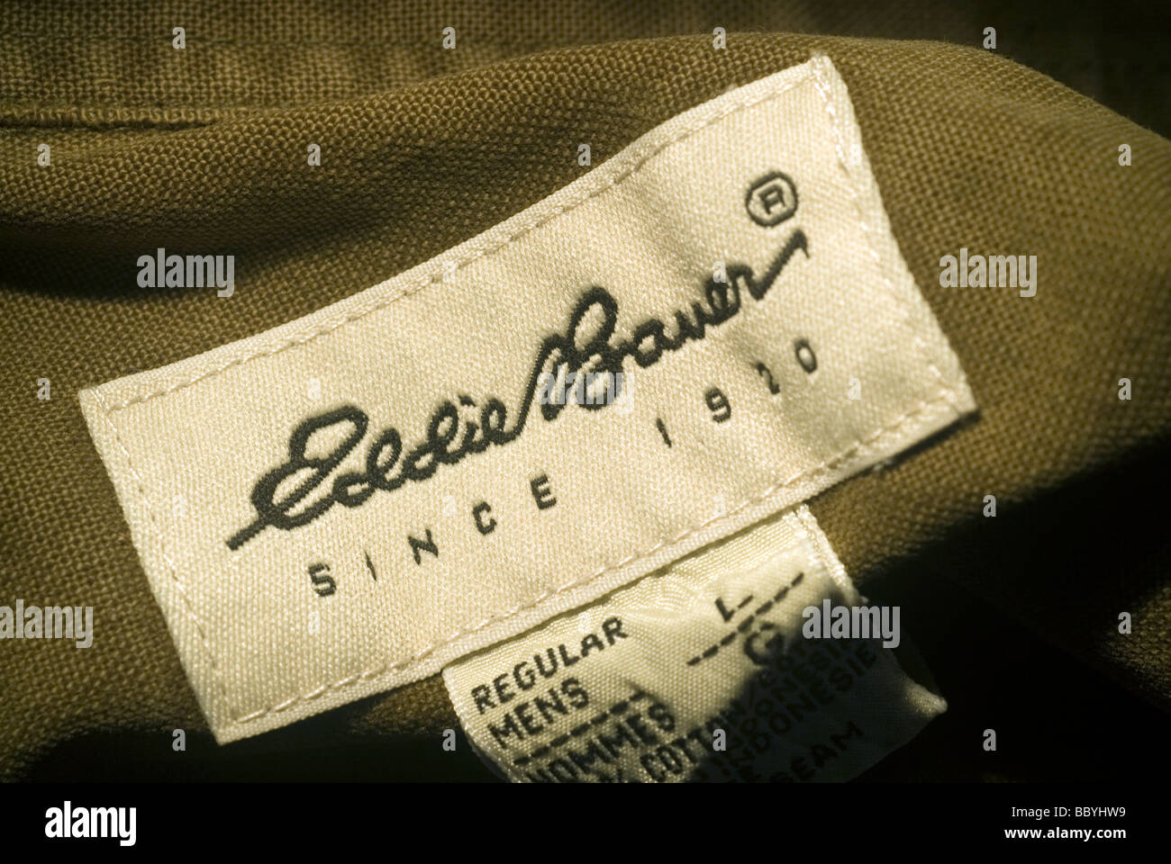 Una etichetta su un Eddie Bauer shirt è visto in New York Foto Stock