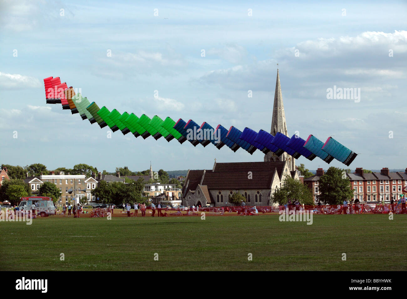 Un gian pila di flexifoil aquiloni essendo attraversato da un uomo durante il Blackheath International Kite Festival 2009 Foto Stock