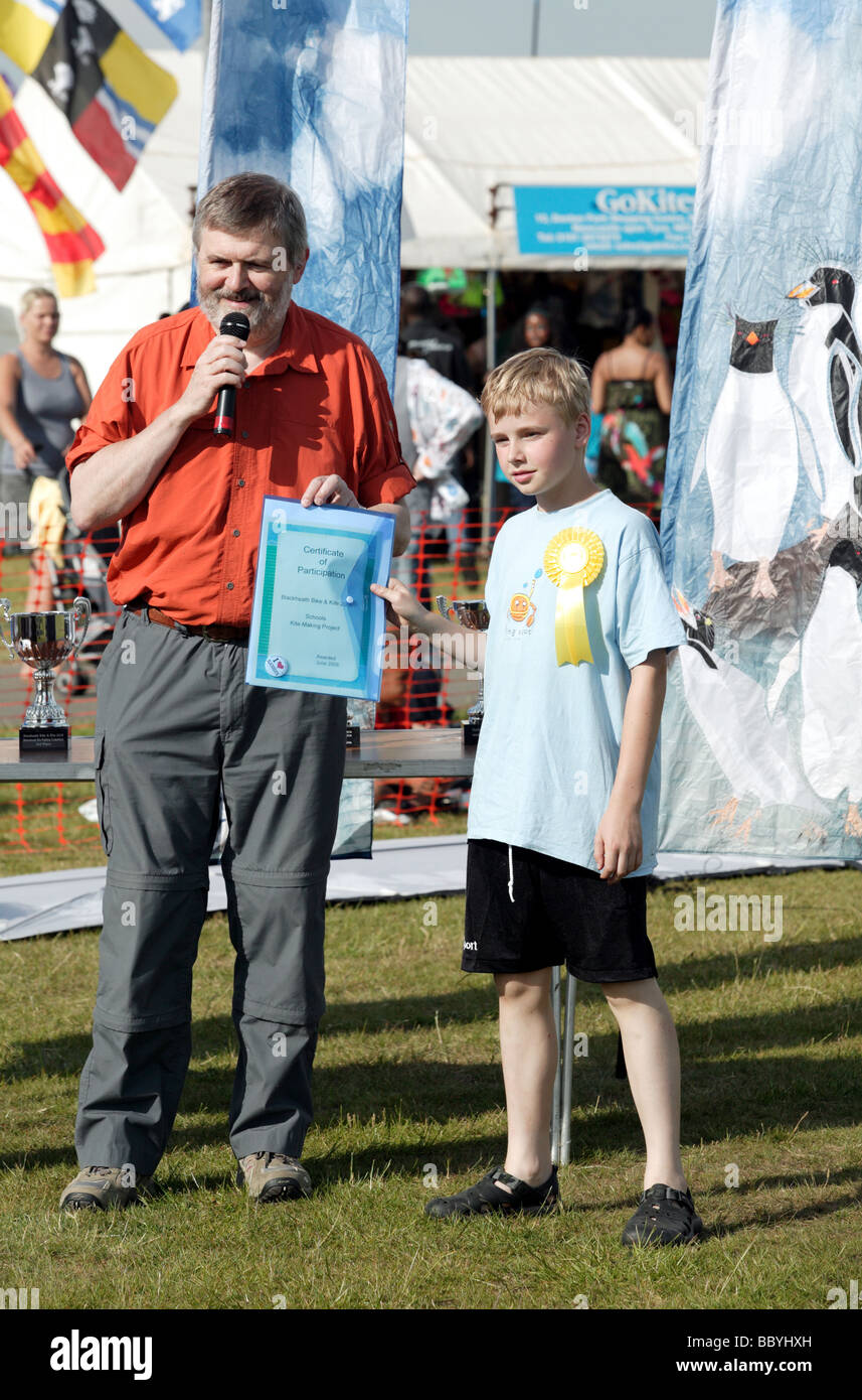 Il sindaco di Lewisham, Sir Steve Torello, presentando un premio per il vincitore del kite-facendo concorrenza. Foto Stock