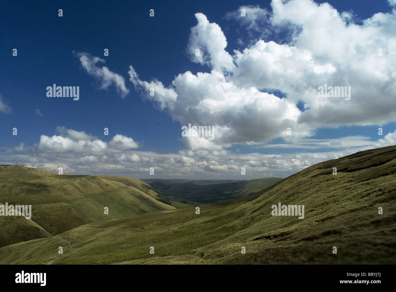 Paesaggio di montagna sotto il cielo blu e nuvole Foto Stock