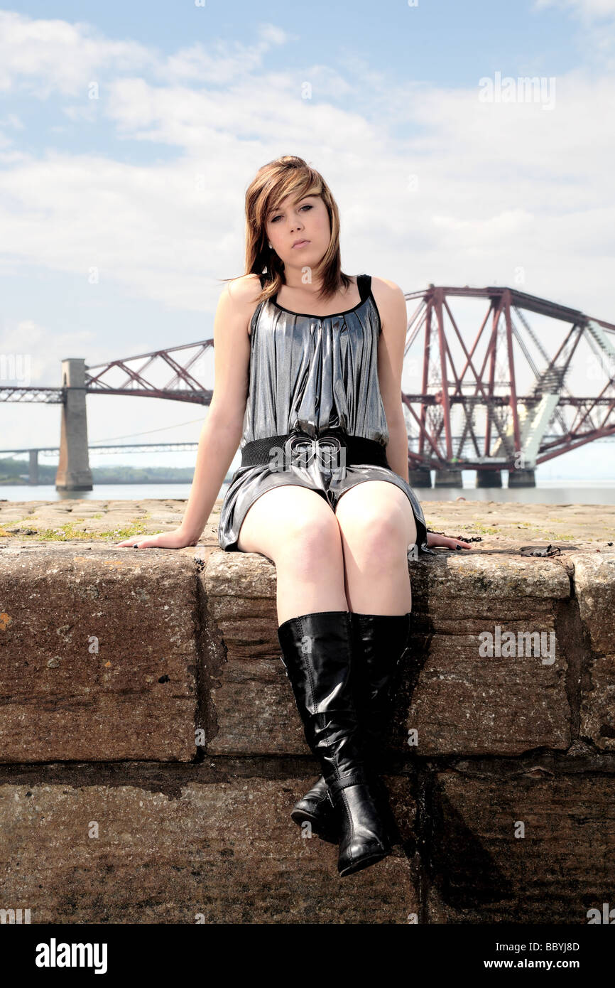 Giovane ragazza raffigurata sulla riva a South Queensferry, nei pressi di Edimburgo Foto Stock