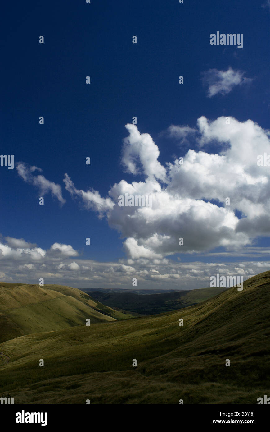 Paesaggio di montagna sotto il cielo blu e nuvole Foto Stock