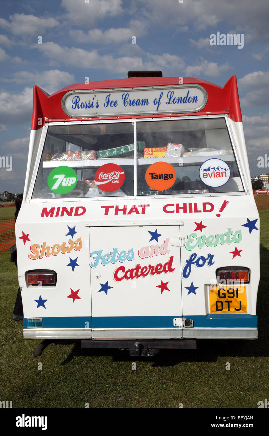 Vista posteriore di un gelato Van parcheggiato su Blackheath durante il Blackheath International Kite Festival 2009 Foto Stock