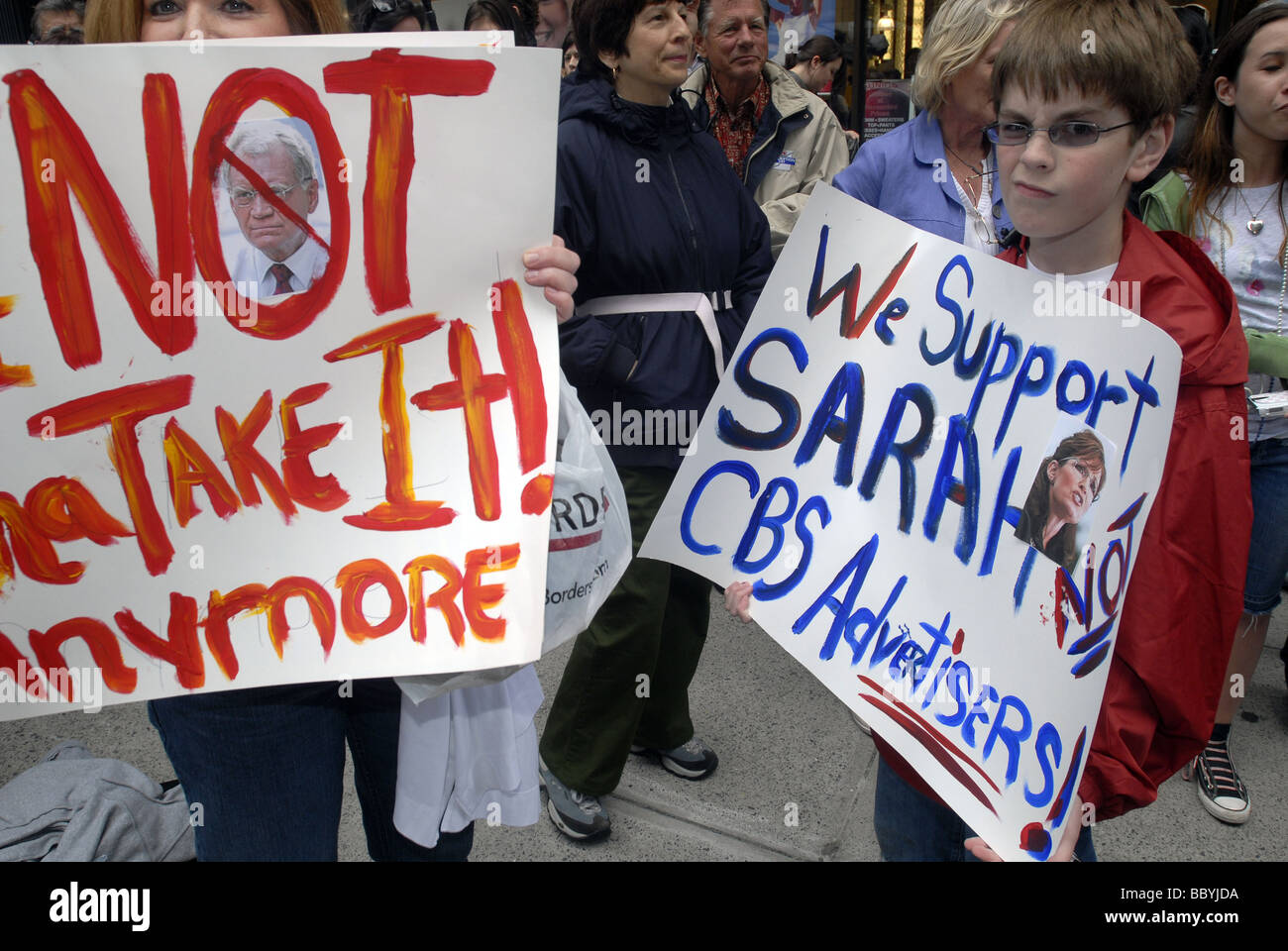 I dimostranti si riuniscono di fronte alla Ed Sullivan Theater dove il Late Show con David Letterman è taping Foto Stock