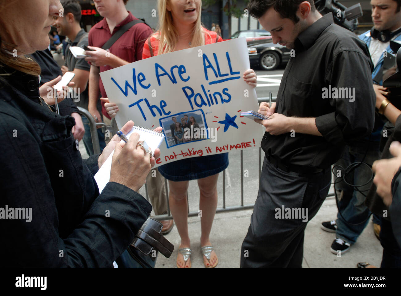 I dimostranti si riuniscono di fronte alla Ed Sullivan Theater dove il Late Show con David Letterman è taping Foto Stock