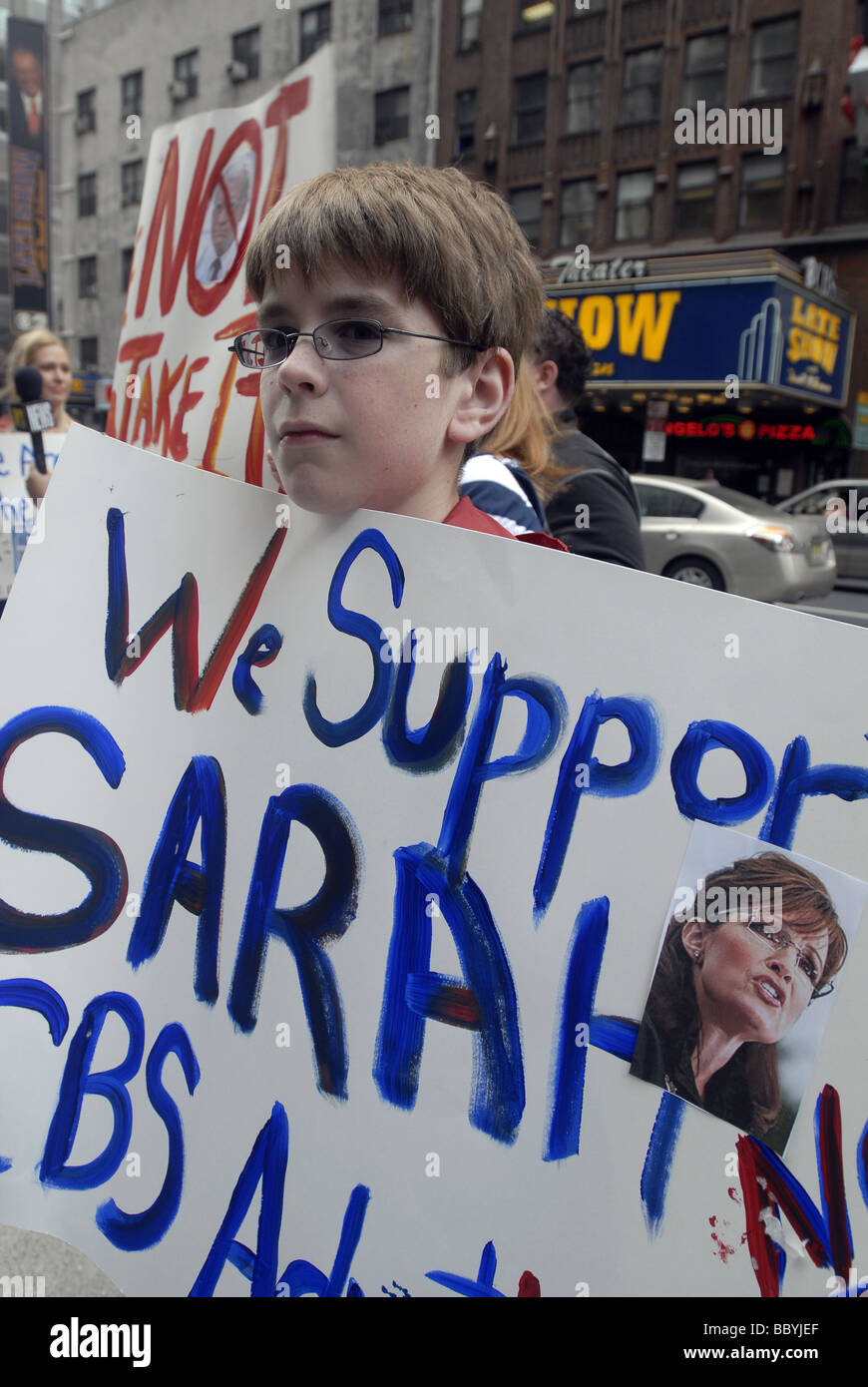 I dimostranti si riuniscono di fronte alla Ed Sullivan Theater dove il Late Show con David Letterman è taping Foto Stock