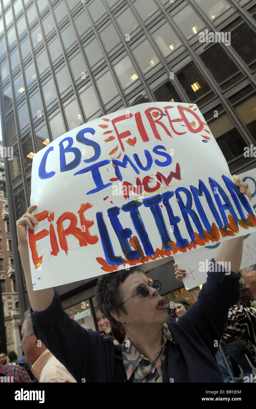 I dimostranti si riuniscono di fronte alla Ed Sullivan Theater dove il Late Show con David Letterman è taping Foto Stock
