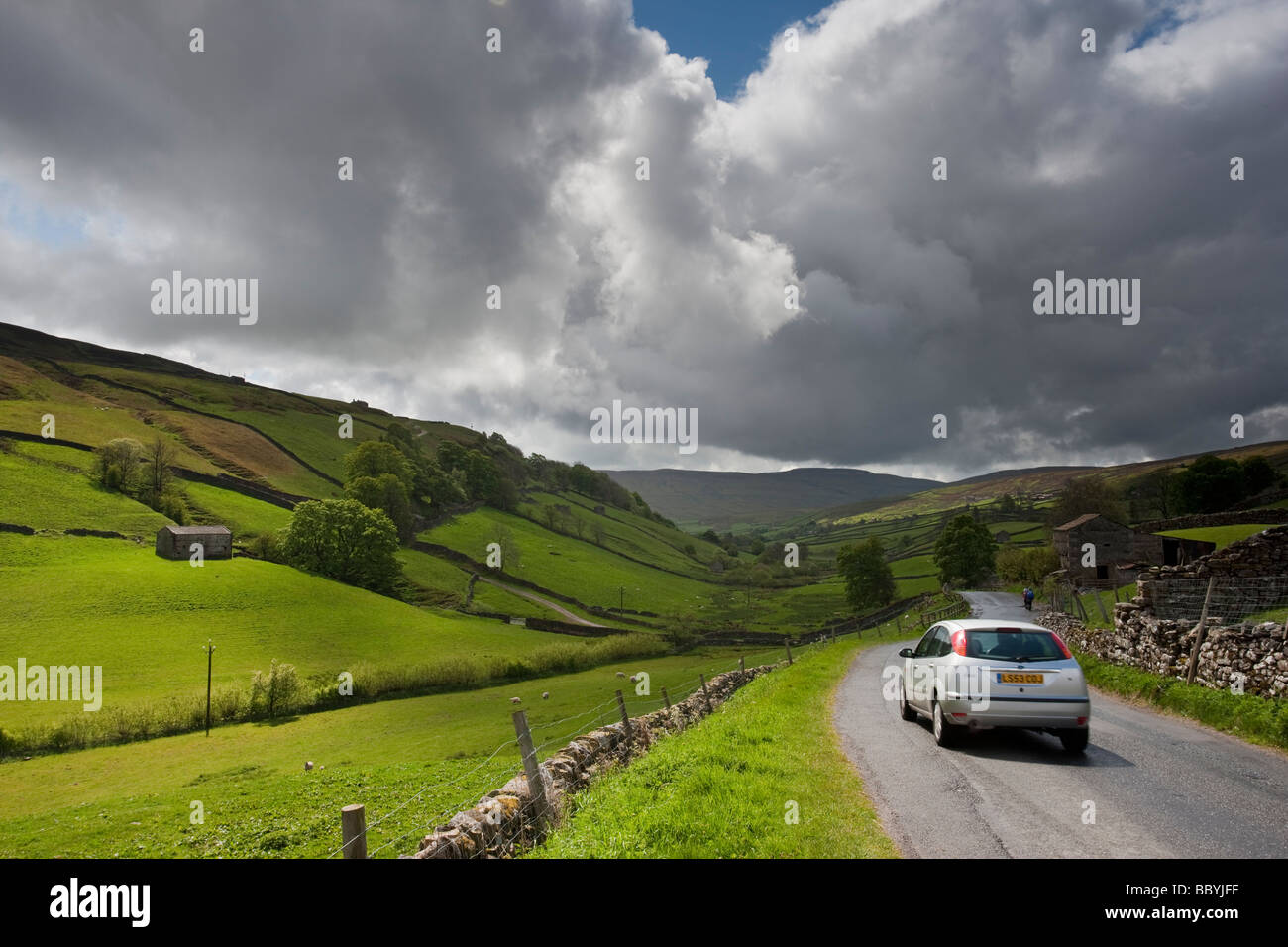 Automobilismo nei Dales vicino Keld Swaledale superiore Yorkshire Dales National Park Foto Stock
