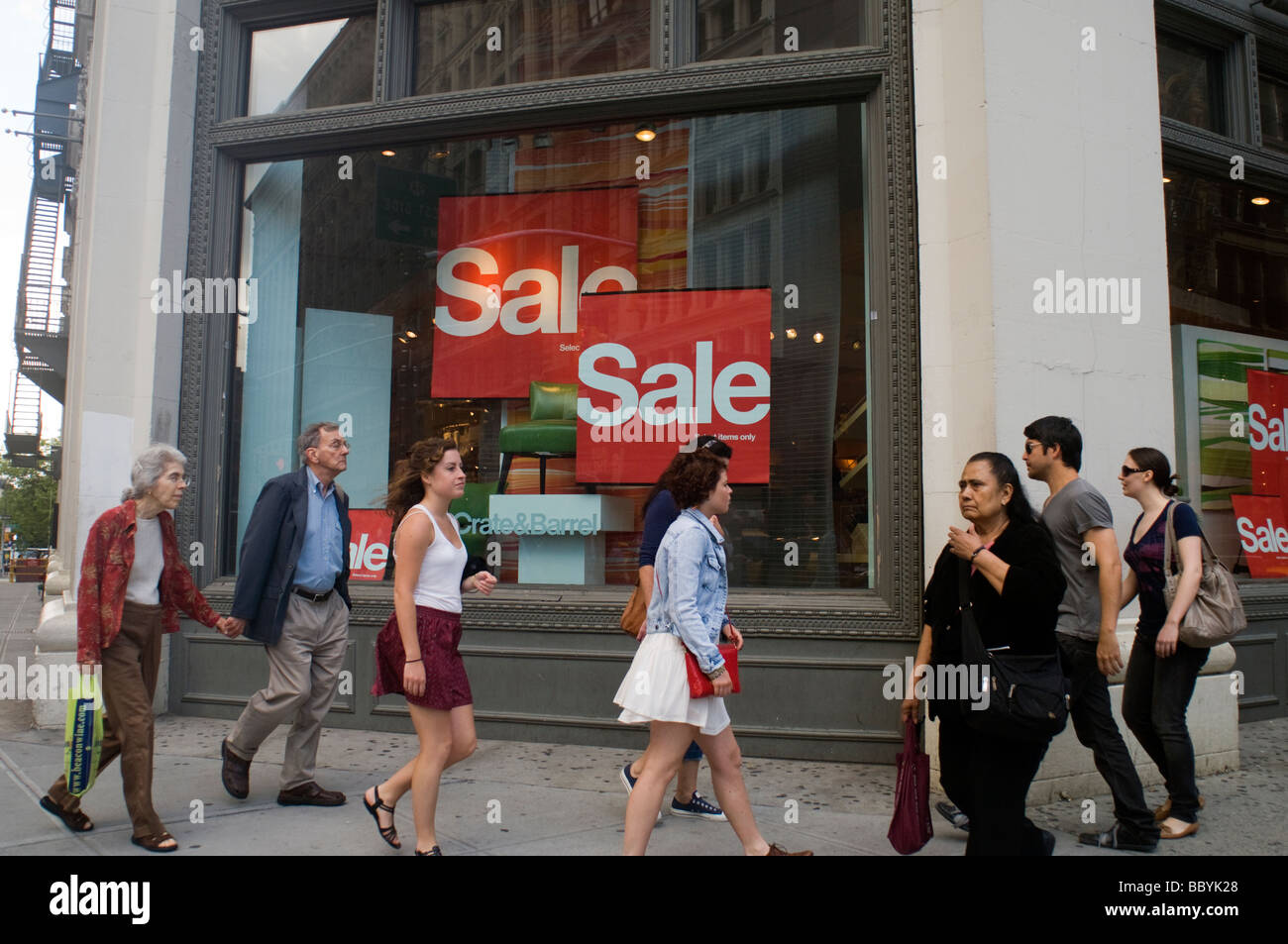 Segni di vendita pubblicati su windows di cassa e la canna del cilindro nel quartiere di Soho di New York Foto Stock