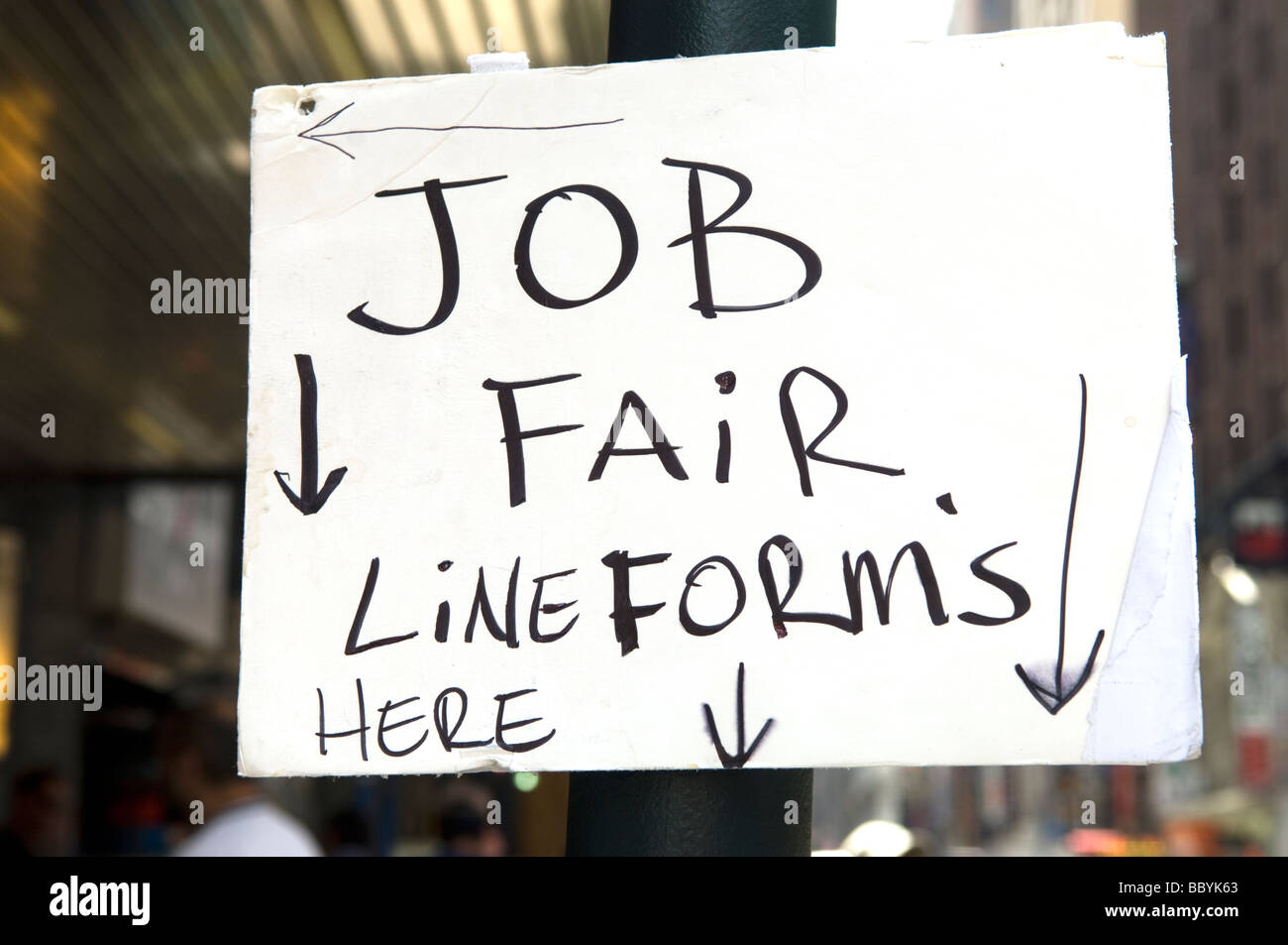 Le persone in cerca di lavoro line up per un processo equo in Midtown a New York il mercoledì 17 giugno 2009 Frances M Roberts Foto Stock