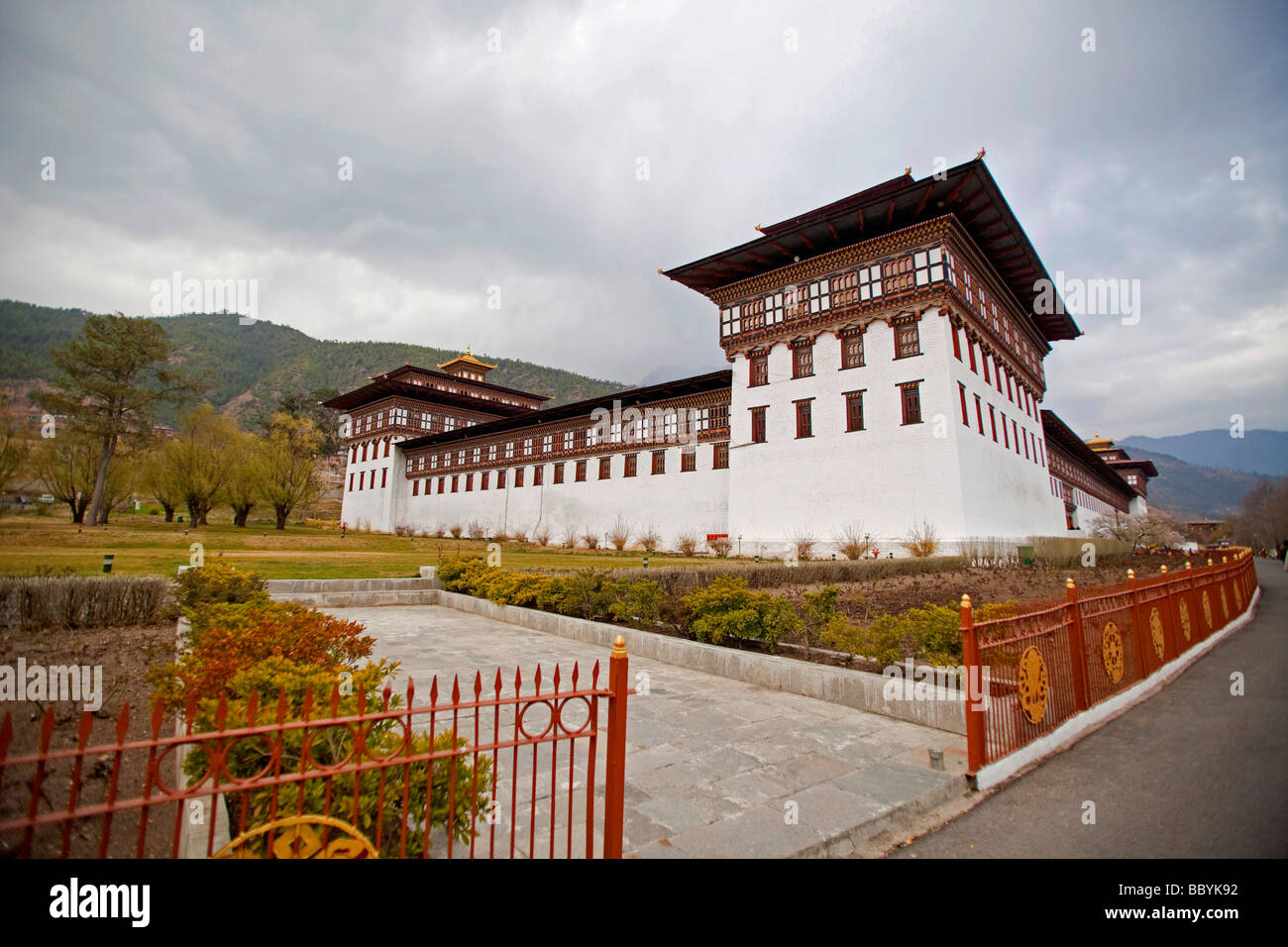 Vista generale Tashi Dzong Chho (Tashichoedzong) il Palazzo Reale Thimphu Bhutan 91300 Bhutan orizzontale Foto Stock