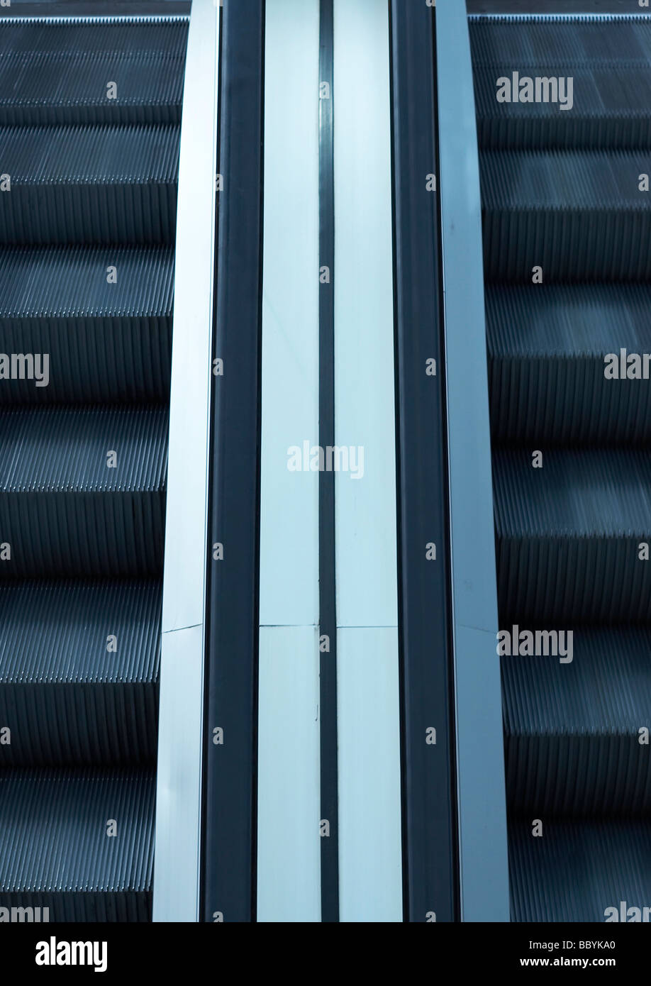 Semi-immagine astratta guardando in giù su un Escalator Foto Stock