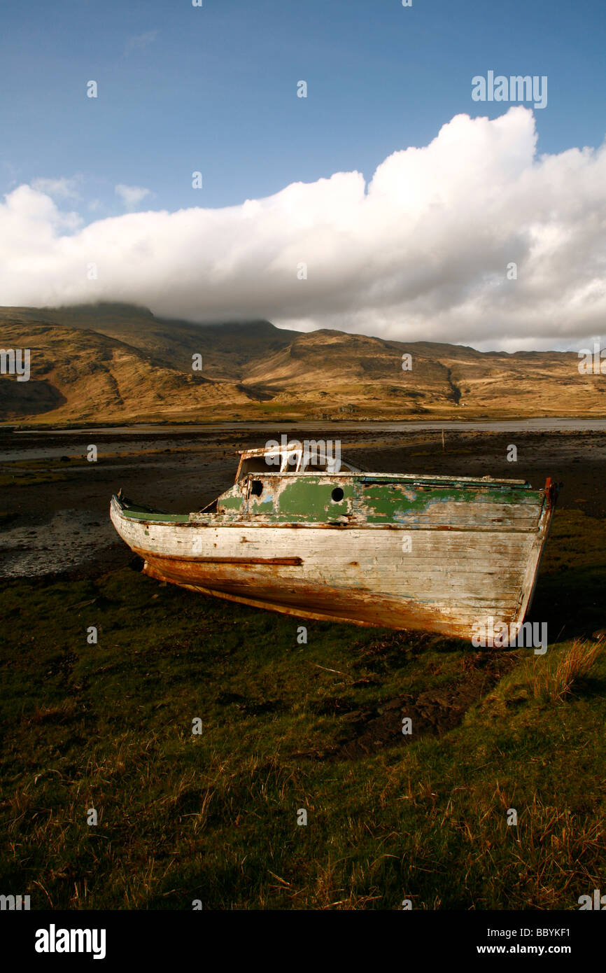 Barca abbandonati sulle rive di Loch Scridain,Pennyghael,Isle of Mull,highlands,la Scozia occidentale,UK. Foto Stock