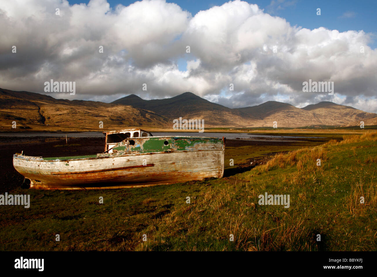 Barca abbandonati sulle rive di Loch Scridain,Pennyghael,Isle of Mull,highlands,la Scozia occidentale,UK. Foto Stock